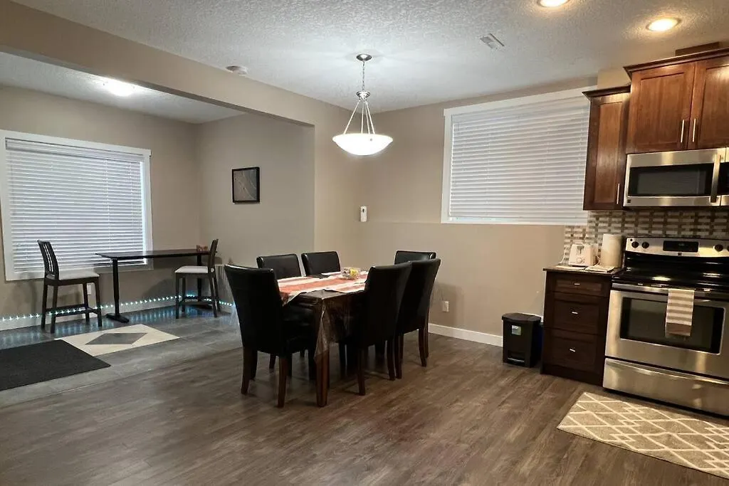 Spacious Private Walkout Entire Suite Close To Yyc, Dt, Shops, Stampede & Mountains With Many Amenities In Panorama Hills Nw - 4 Can Sleep 0*, 卡加利 加拿大