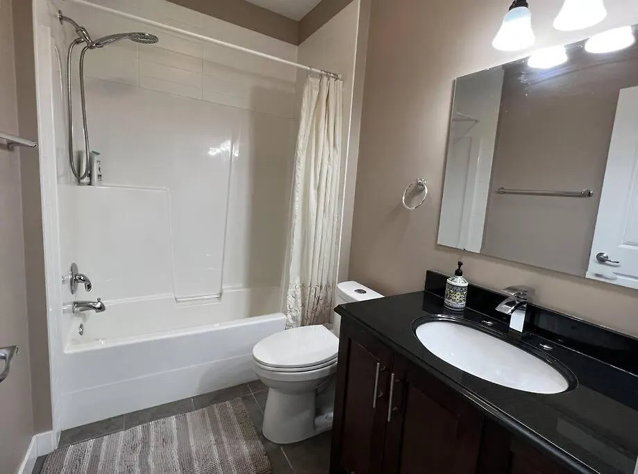 Spacious Private Walkout Entire Suite Close To Yyc, Dt, Shops, Stampede & Mountains With Many Amenities In Panorama Hills Nw - 4 Can Sleep 公寓