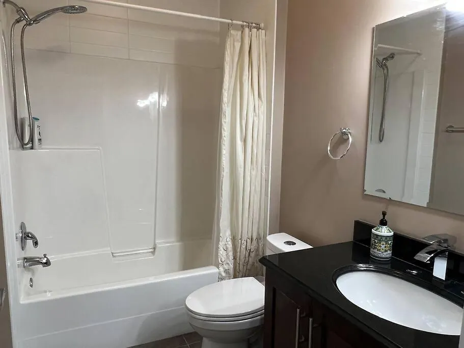 Spacious Private Walkout Entire Suite Close To Yyc, Dt, Shops, Stampede & Mountains With Many Amenities In Panorama Hills Nw - 4 Can Sleep 0*, 卡加利