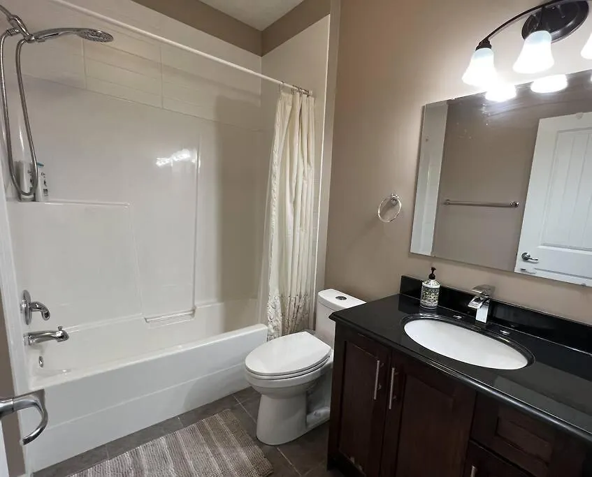 公寓 Spacious Private Walkout Entire Suite Close To Yyc, Dt, Shops, Stampede & Mountains With Many Amenities In Panorama Hills Nw - 4 Can Sleep