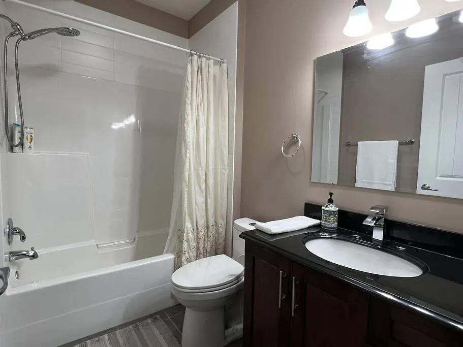Spacious Private Walkout Entire Suite Close To Yyc, Dt, Shops, Stampede & Mountains With Many Amenities In Panorama Hills Nw - 4 Can Sleep 卡加利