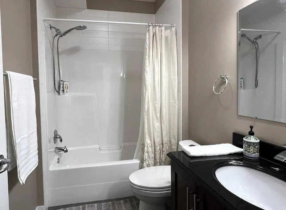 Spacious Private Walkout Entire Suite Close To Yyc, Dt, Shops, Stampede & Mountains With Many Amenities In Panorama Hills Nw - 4 Can Sleep